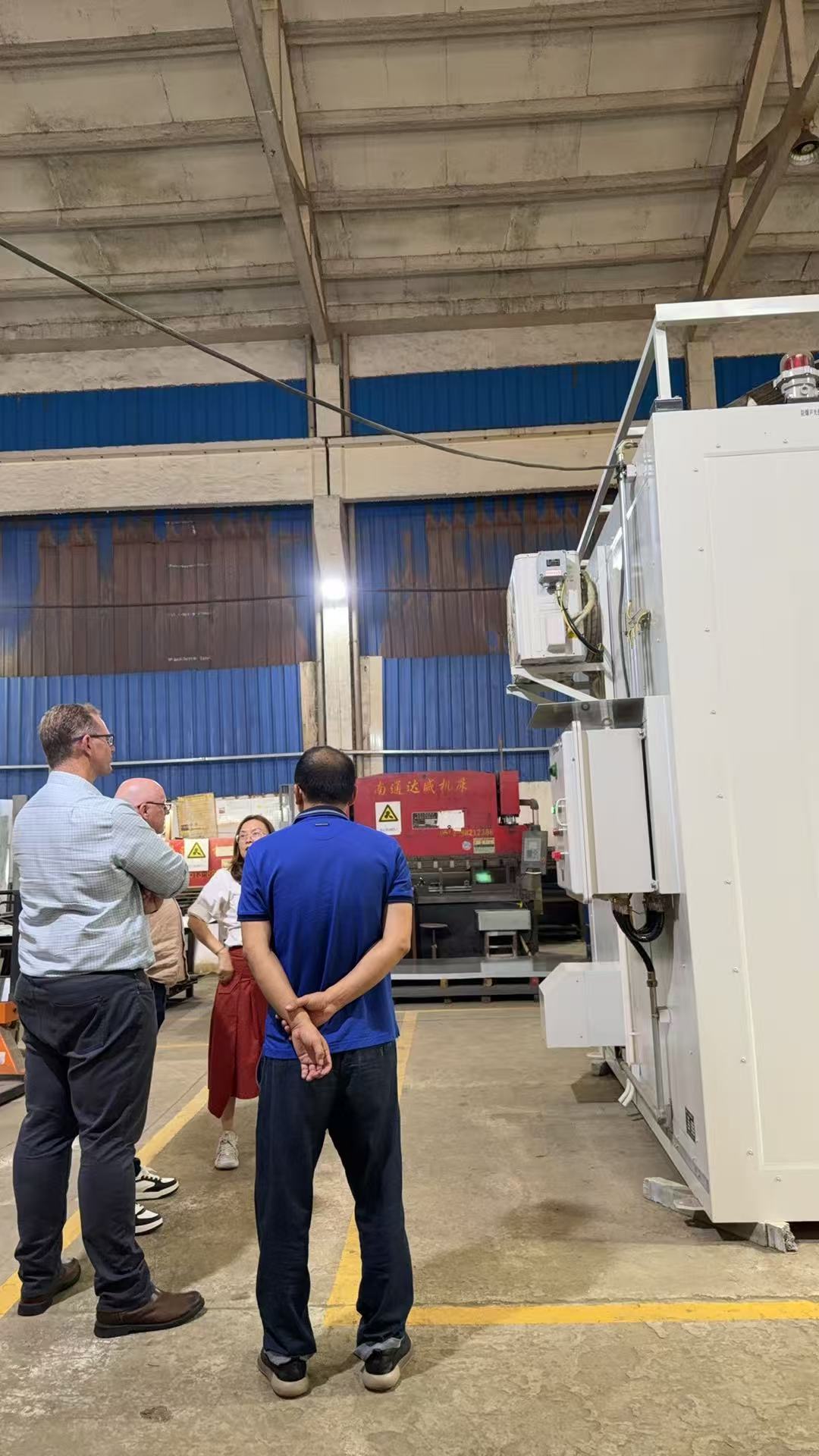 บล็อกบริษัทล่าสุดเกี่ยวกับ Russian Client Visits Wuxi SUPER Factory to Inspect Hazardous Materials Safety Cabinets — Initial Cooperation Established