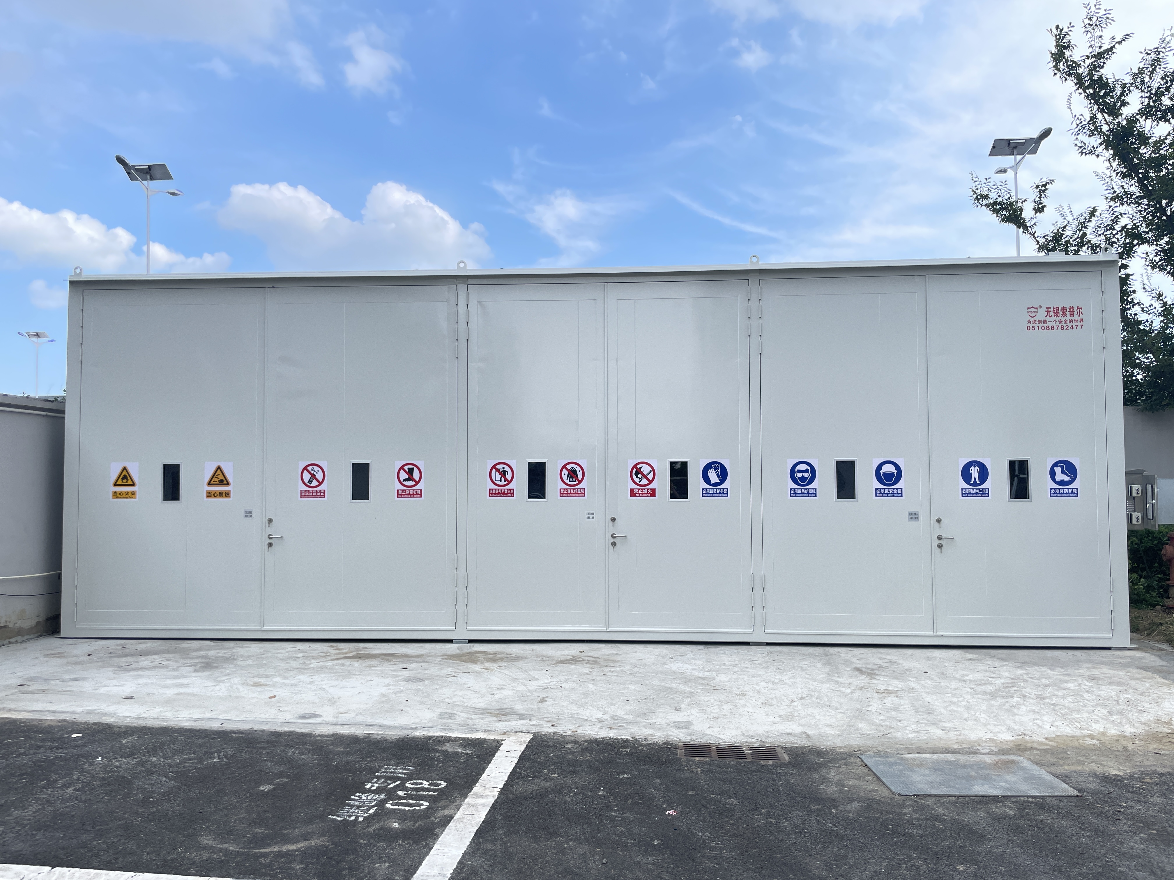 บล็อกบริษัทล่าสุดเกี่ยวกับ When Does Your Facility Need a Walk-In Dangerous Goods Storage Unit?